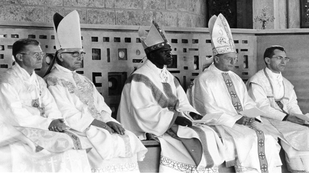 S.E. Maurice Otunga, consacra chiesa Consolata